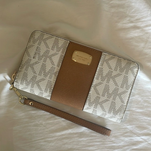 MICHAEL KORS JST LG COIN MLT FUNT PHN CASE ( VANILLA/ACRN ) - Picture 1 of 6